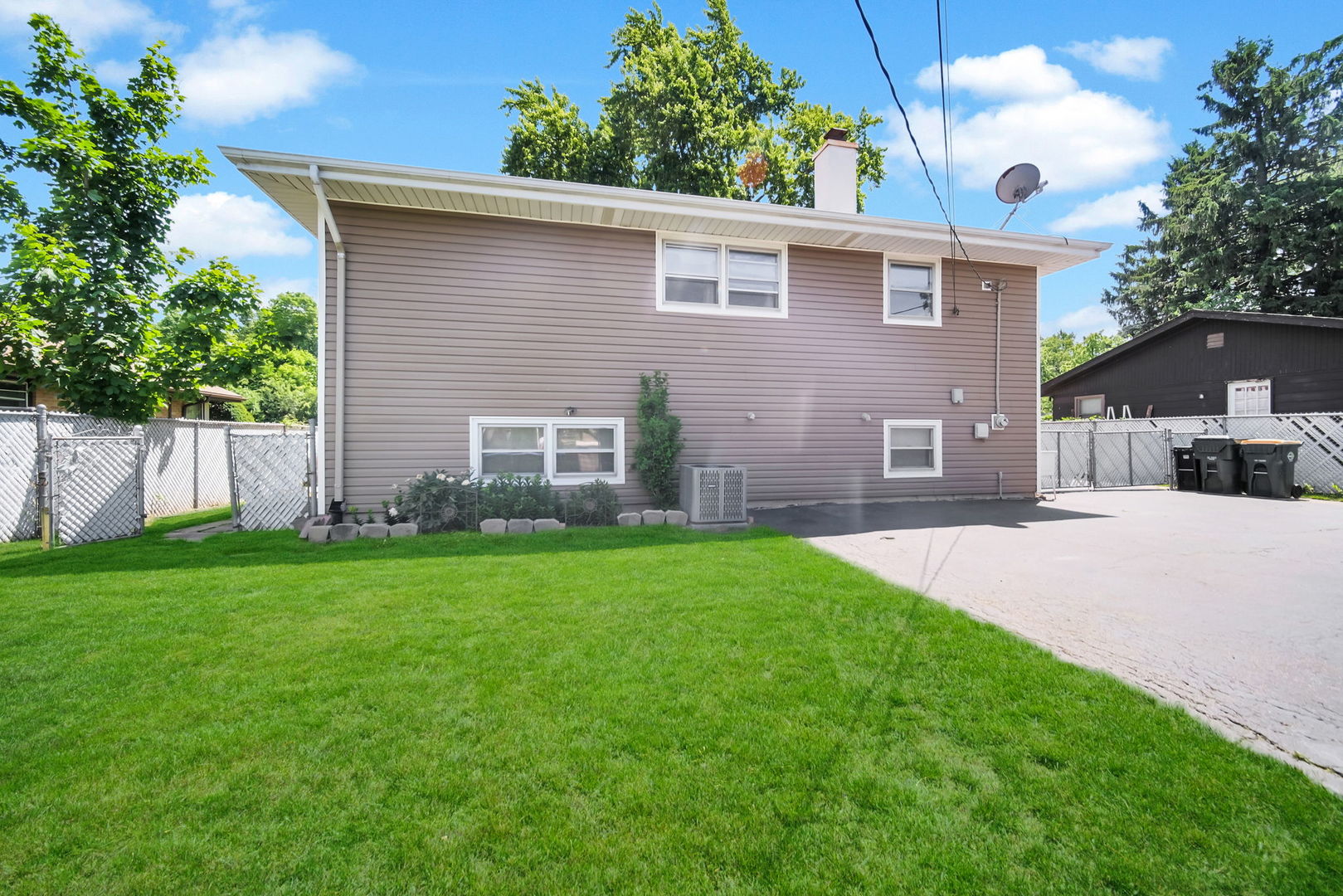 1020 Hahn Place, West Chicago, IL 60185