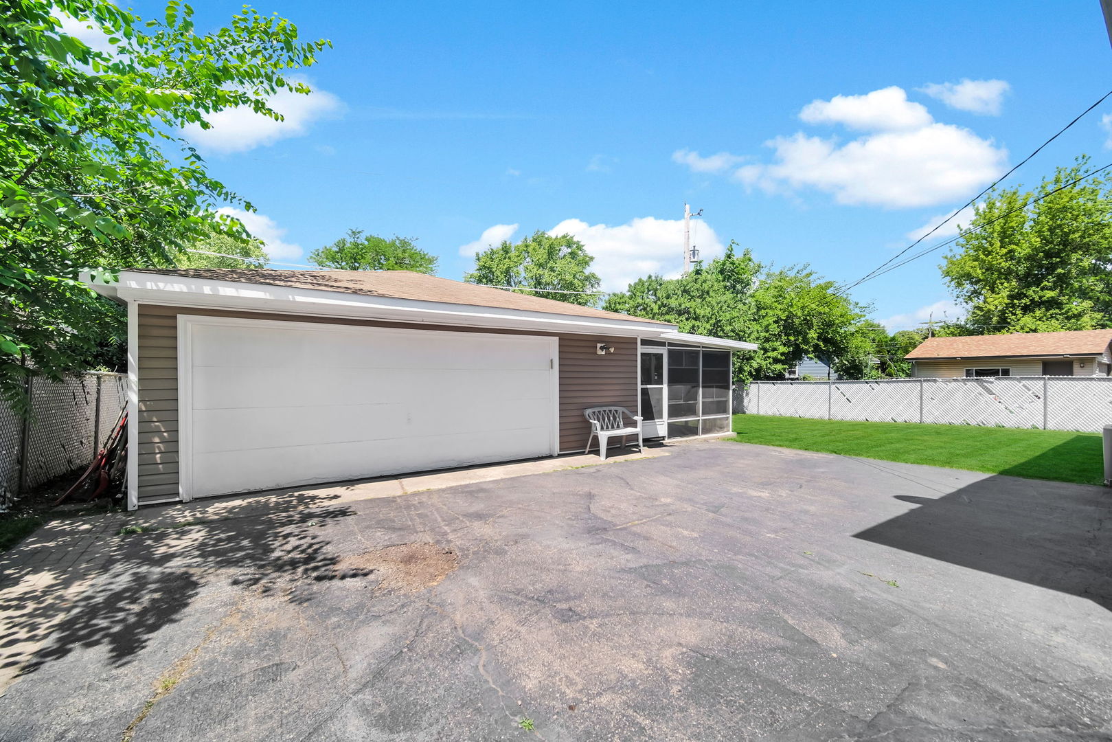1020 Hahn Place, West Chicago, IL 60185