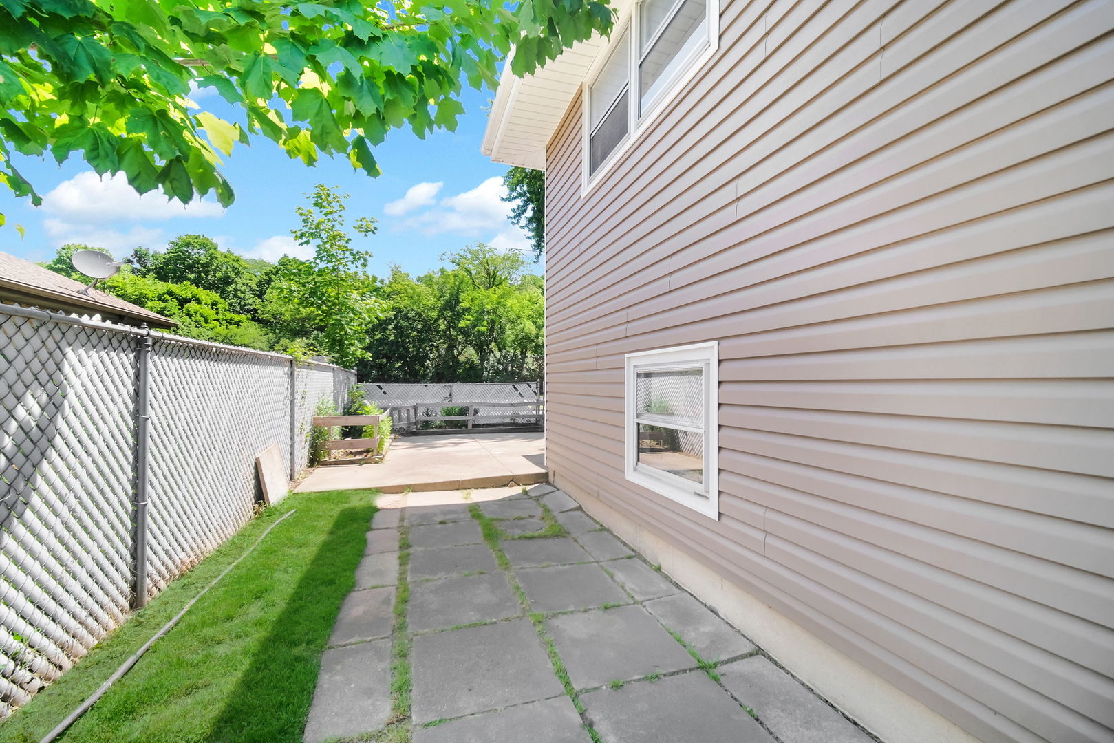 1020 Hahn Place, West Chicago, IL 60185