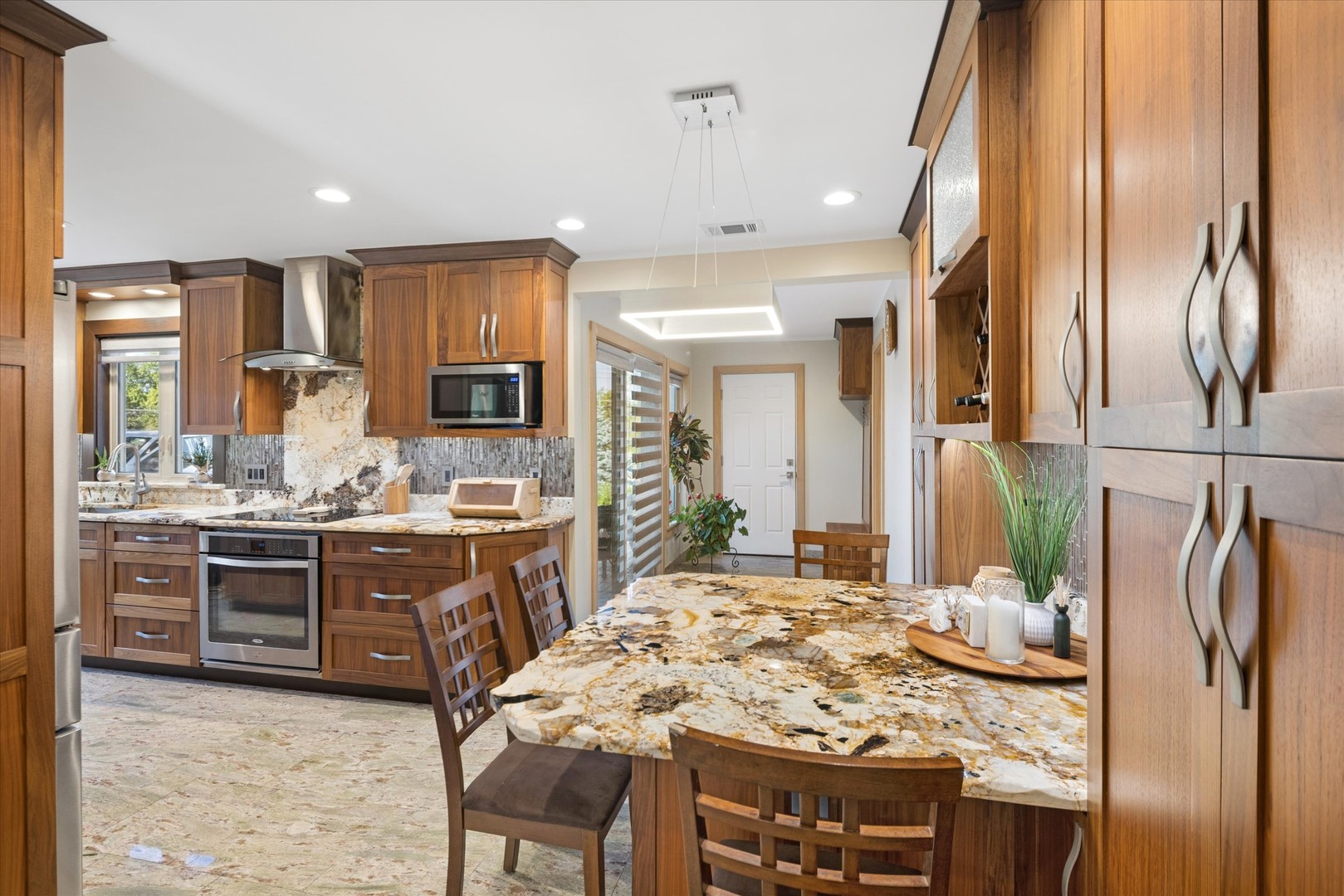 7730 BROOKHAVEN Avenue, Darien, IL 60561