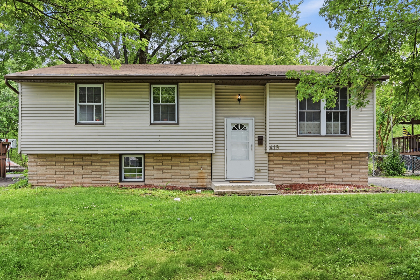 419 E Maple Drive, Glenwood, IL 60425