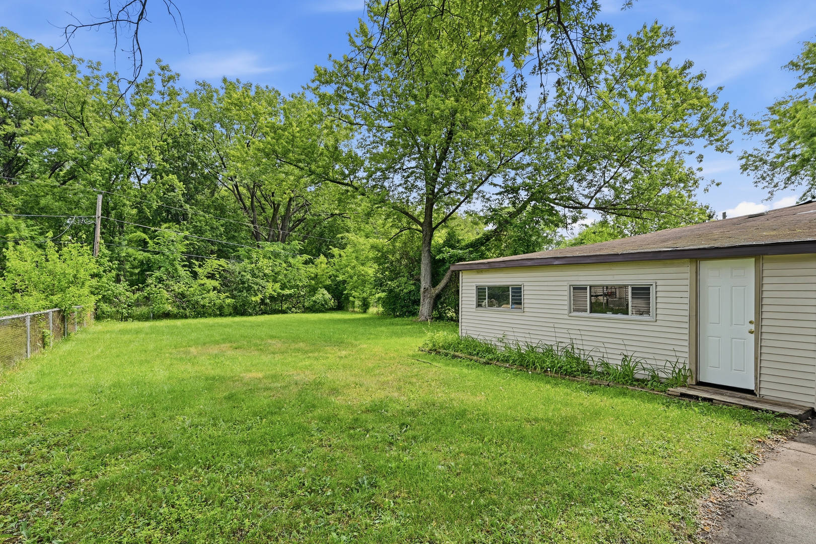 419 E Maple Drive, Glenwood, IL 60425