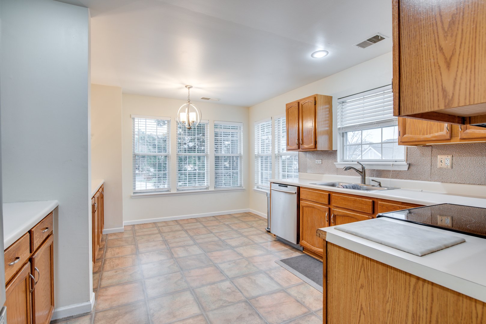 1829 QUAKER HOLLOW Lane #1829, Streamwood, IL 60107
