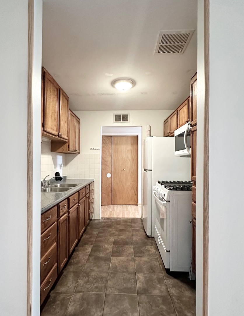 6A Kingery Quarter Road #203, Willowbrook, IL 60527