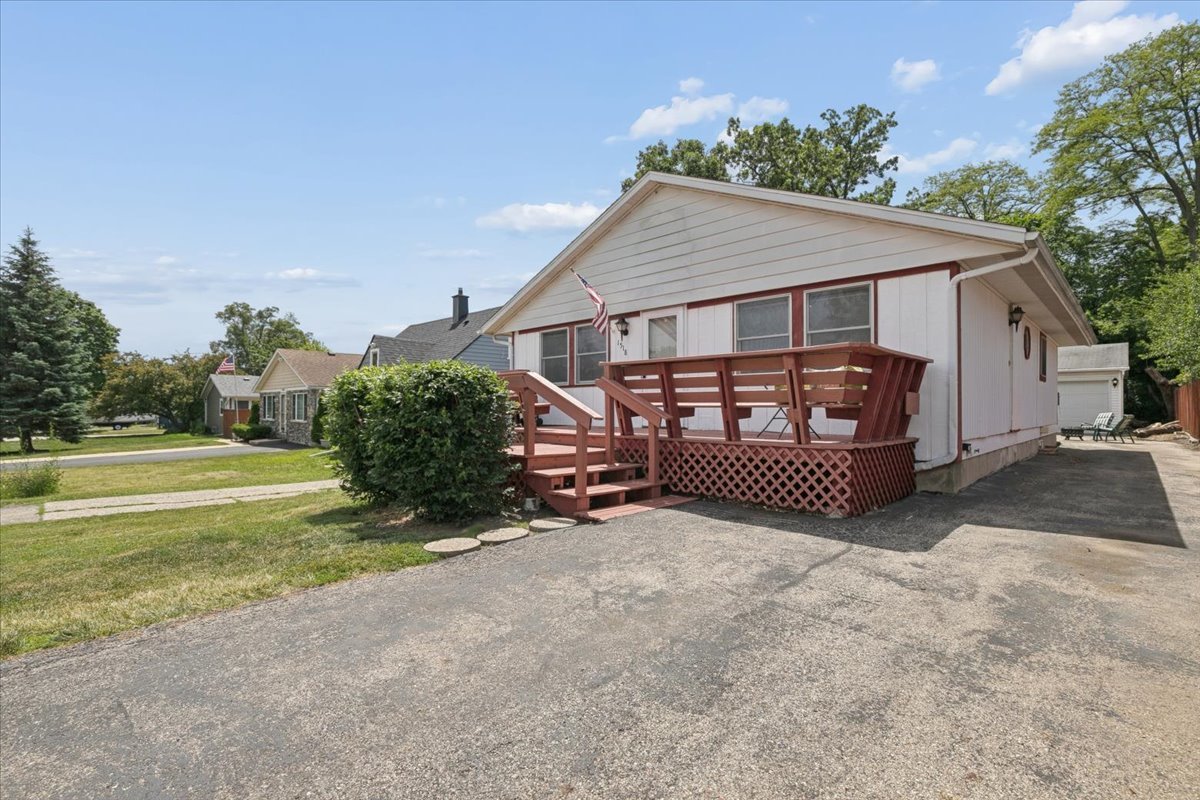 1518 Ridgeway Street, Round Lake Beach, IL 60073