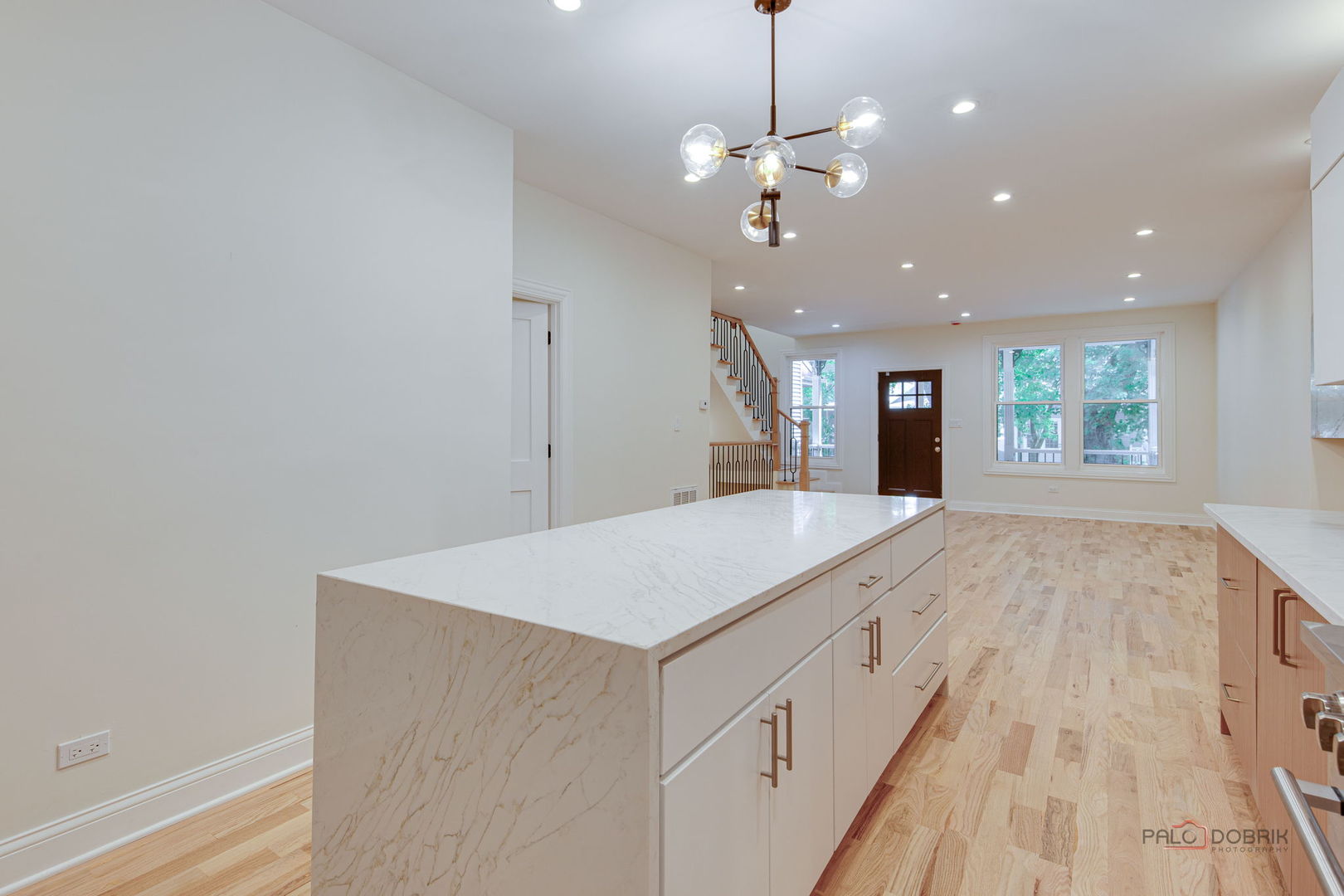 1826 W Farragut Avenue, Chicago, IL 60640