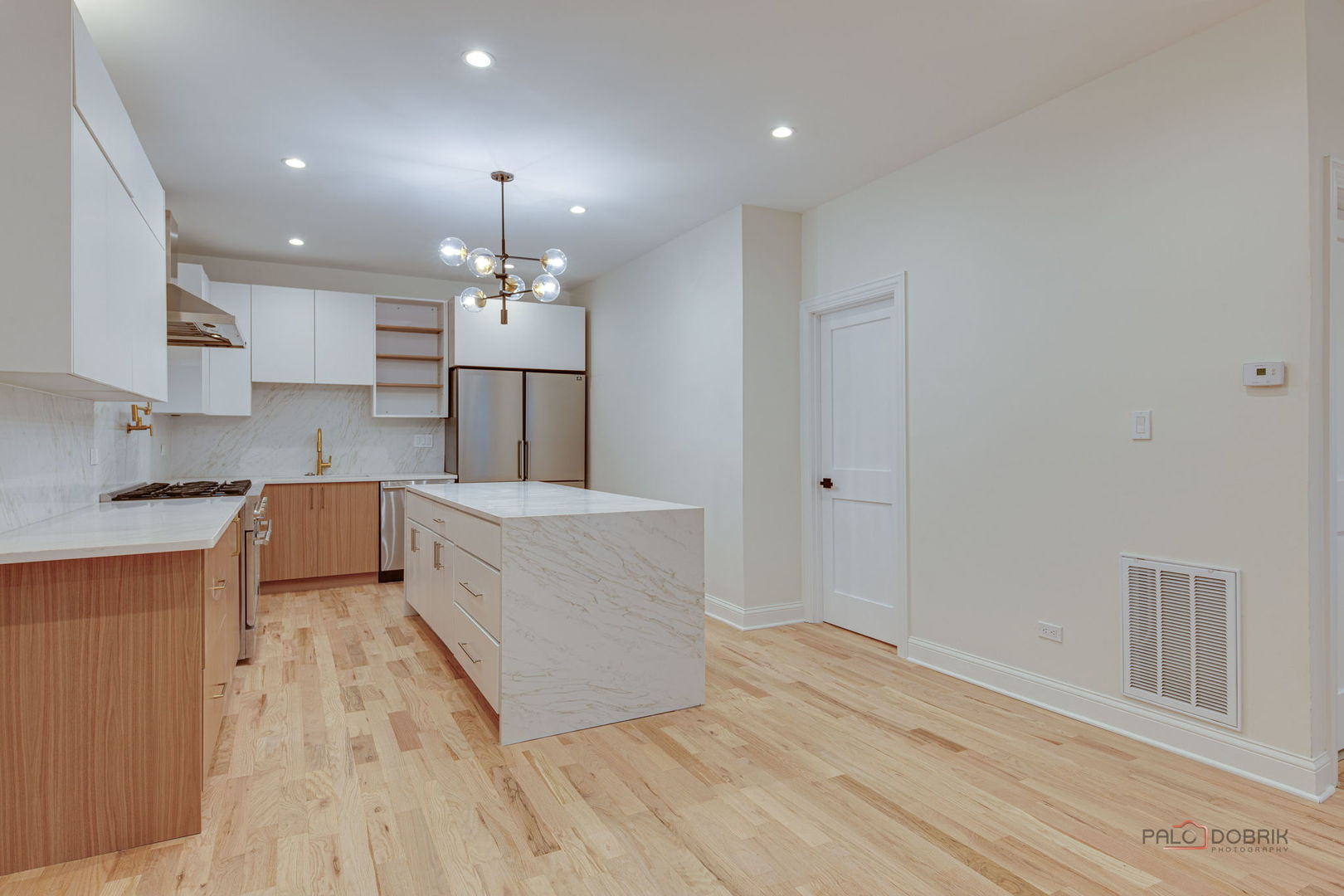 1826 W Farragut Avenue, Chicago, IL 60640