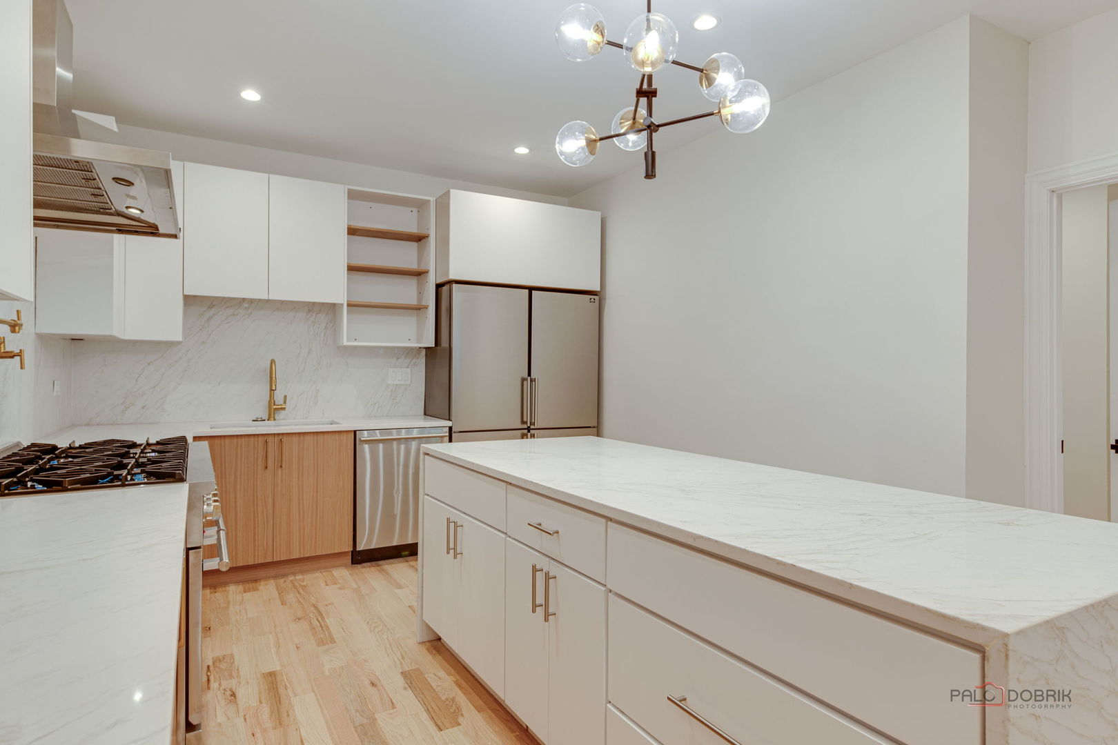 1826 W Farragut Avenue, Chicago, IL 60640