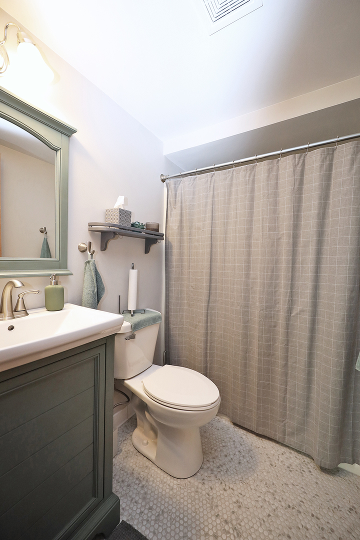 4946 Douglas Road #202, Downers Grove, IL 60515