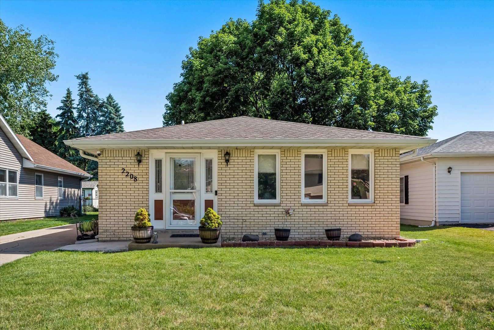 2208 Greengold Street, Crest Hill, IL 60403