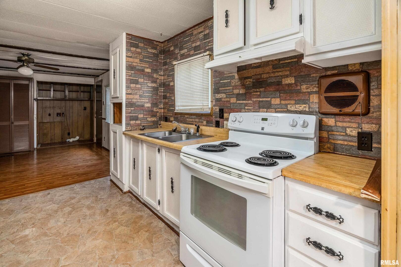 208 W PENNSYLVANIA Avenue, Pittsburg, IL 62974